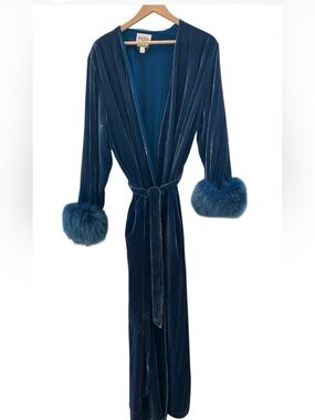 Vintage lejaby Paris X
Nieman Marcus Silk
Velvet Robe, Old Hollywood Glamour